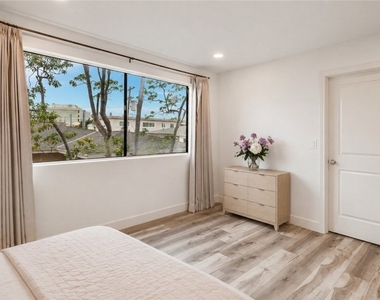 984 Granville - Photo Thumbnail 37