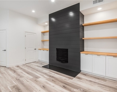 984 Granville - Photo Thumbnail 15