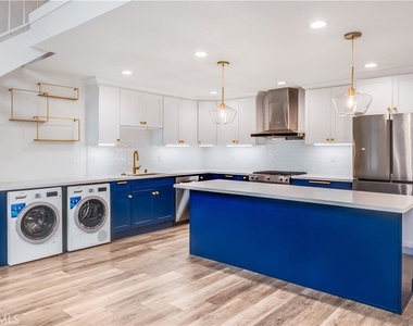 984 Granville - Photo Thumbnail 2
