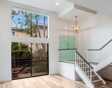 984 Granville - Photo Thumbnail 8