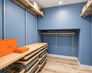 984 Granville - Photo Thumbnail 38