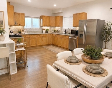 1521 W 37th Place - Photo Thumbnail 10