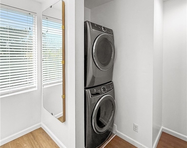 1521 W 37th Place - Photo Thumbnail 3