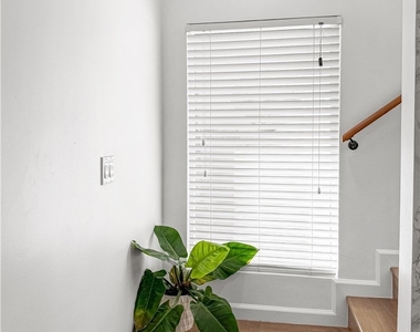 1521 W 37th Place - Photo Thumbnail 2