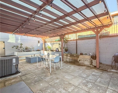 1521 W 37th Place - Photo Thumbnail 8