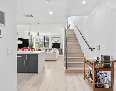 1243 N Gower Street - Photo Thumbnail 4