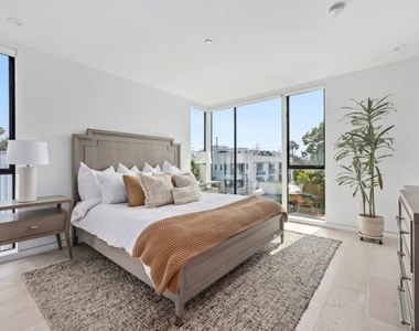 1243 N Gower Street - Photo Thumbnail 10
