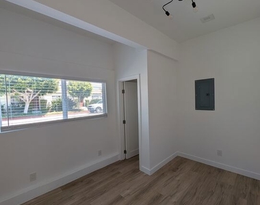 2626 Cloverfield Boulevard - Photo Thumbnail 2