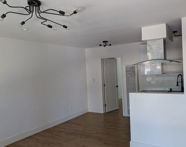 2626 Cloverfield Boulevard - Photo Thumbnail 8