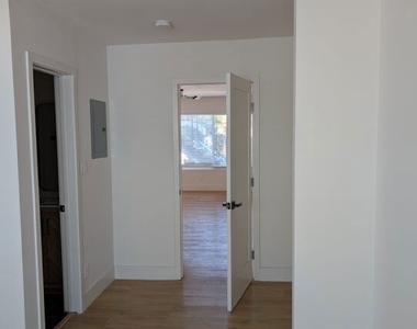 2626 Cloverfield Boulevard - Photo Thumbnail 4