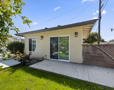 6229 Sylvia Avenue - Photo Thumbnail 4