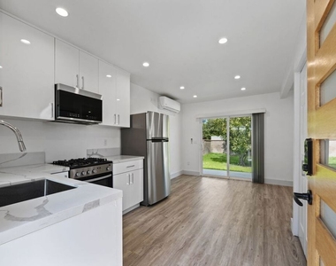 6229 Sylvia Avenue - Photo Thumbnail 6