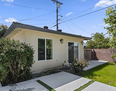 6229 Sylvia Avenue - Photo Thumbnail 3