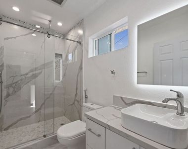6229 Sylvia Avenue - Photo Thumbnail 12