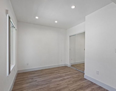 6229 Sylvia Avenue - Photo Thumbnail 8
