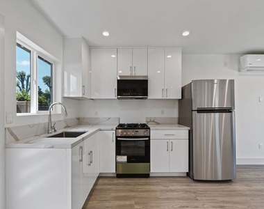 6229 Sylvia Avenue - Photo Thumbnail 11