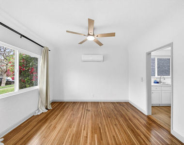 1050 S Hayworth Avenue - Photo Thumbnail 3
