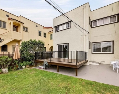 1050 S Hayworth Avenue - Photo Thumbnail 9
