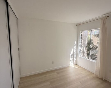 18350 Hatteras Street - Photo Thumbnail 12