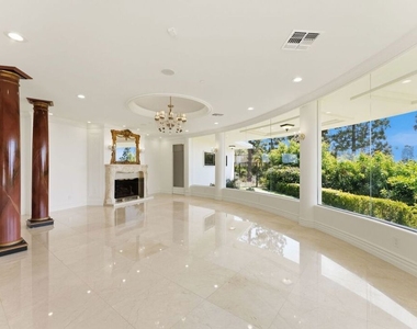 1725 Loma Vista Drive - Photo Thumbnail 4