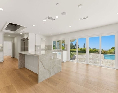 1725 Loma Vista Drive - Photo Thumbnail 7