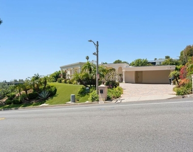 1725 Loma Vista Drive - Photo Thumbnail 2