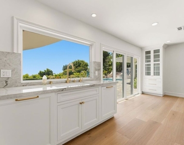 1725 Loma Vista Drive - Photo Thumbnail 9