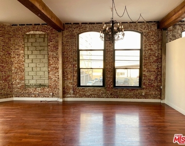 652 Mateo Street - Photo Thumbnail 2
