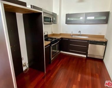 652 Mateo Street - Photo Thumbnail 4