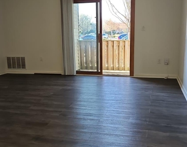 909 Ravens Crest Drive E - Photo Thumbnail 4