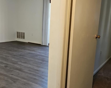 909 Ravens Crest Drive E - Photo Thumbnail 32