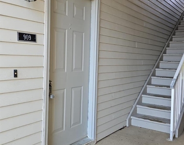 909 Ravens Crest Drive E - Photo Thumbnail 2