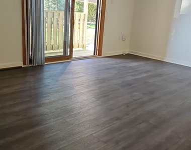 909 Ravens Crest Drive E - Photo Thumbnail 6