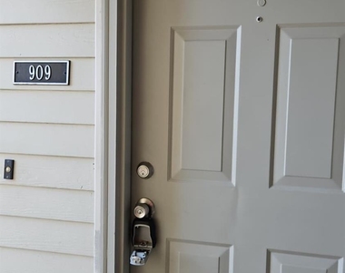 909 Ravens Crest Drive E - Photo Thumbnail 3