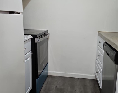 909 Ravens Crest Drive E - Photo Thumbnail 5