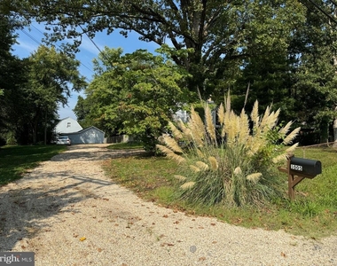 1005 Manning Drive - Photo Thumbnail 2