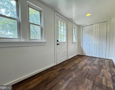 1005 Manning Drive - Photo Thumbnail 9