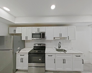 3331 N Howard Street - Photo Thumbnail 4