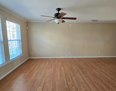 9819 Layla Avenue - Photo Thumbnail 2