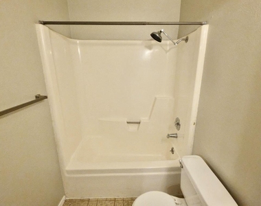 8508 Romney Rd - Photo Thumbnail 11