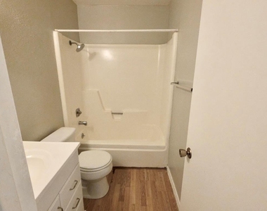 8508 Romney Rd - Photo Thumbnail 15