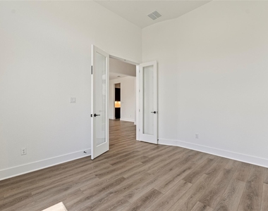 2532 Chiavari Way - Photo Thumbnail 9