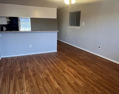 4412 Avenue A - Photo Thumbnail 3