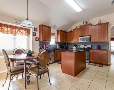 1261 Rainbow Parke Dr - Photo Thumbnail 10