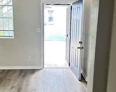 1124 W 25th Street - Photo Thumbnail 3