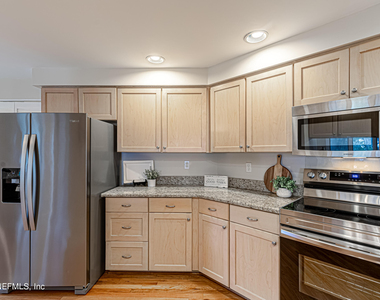 2099 Winterbourne Drive W - Photo Thumbnail 19