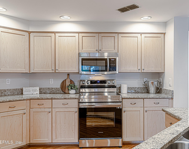 2099 Winterbourne Drive W - Photo Thumbnail 14