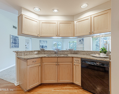 2099 Winterbourne Drive W - Photo Thumbnail 4
