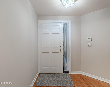 2099 Winterbourne Drive W - Photo Thumbnail 12
