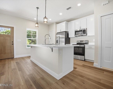 206 W Fox Street - Photo Thumbnail 11